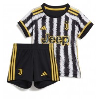 Camisa de Futebol Juventus Equipamento Principal Infantil 2023-24 Manga Curta (+ Calças curtas)